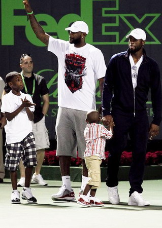 熱火兩巨頭現(xiàn)身網(wǎng)球場助陣納達(dá)爾