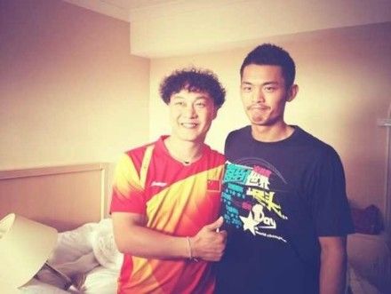 陳奕迅穿隊服與林丹合影被錯認(rèn)他媽