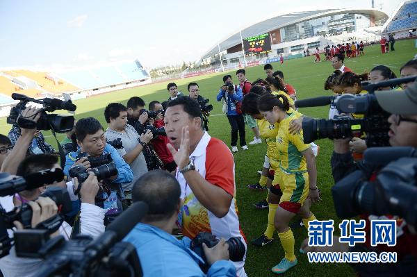 女子橄欖球決賽驚現(xiàn)71:0 北京隊(duì)不滿判罰消極比賽