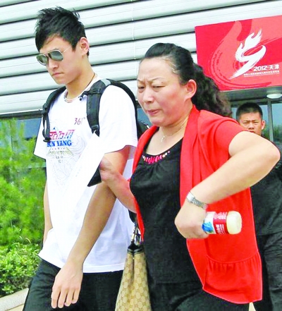 孫楊為何麻煩纏身 全因“母親溺愛”和“交友不慎”？