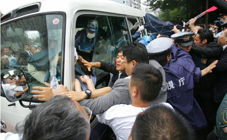 Japan PM Koizumi visits war shrine 
