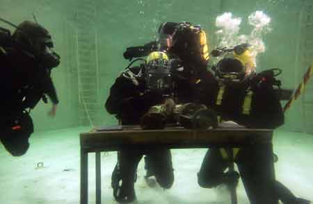 Britain&apos;s Prince Harry (C) carries out some underwater engineering during his visit to the Royal Navy&apos;s fleet diving squadron at Horsea Island in Portsmouth, southern England, Oct. 31, 2007. It was Prince Harry&apos;s first official visit since becoming Commodore-in-Chief of small ships and diving.