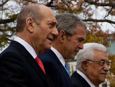 U.S. President George W. Bush (C) Israel's Prime Minister Ehud Olmert (L) and Palestinian Authority President Mahmoud Abbas pose for photos during the Mideast peace conference，in Annapolis, Maryland of the U.S.A., Nov. 28, 2007.