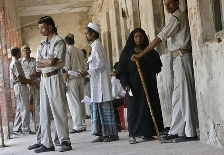 India starts marathon vote, weak coalition seen
