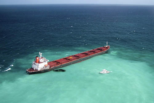 Australia moves to contain oil spill on Great Barrier Reef