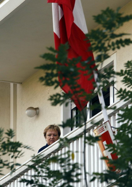 4 small mail bombs explode in Athens