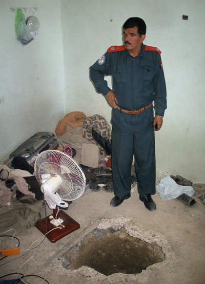 Taliban tunnels more than 480 out of Afghan jail