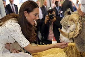 William, Kate visit Australian air force base