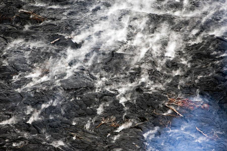 Hawaii lava crosses residential property