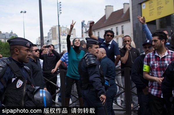 Taxi-Uber drivers clash in Paris
