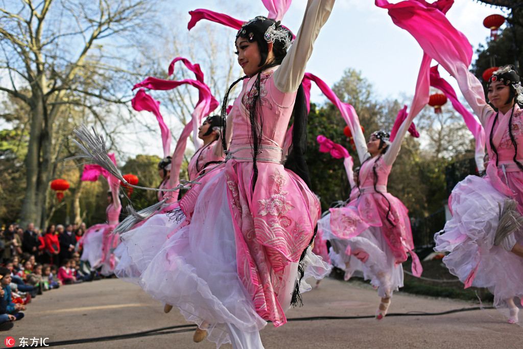 Traditional Chinese dresses shine in overseas Spring Festival celebrations