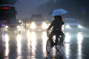 北京大霧籠罩，伴有小雨