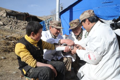 守護(hù)雪域高原，朵朵生命之花——記西藏軍區(qū)副司令員兼西藏軍區(qū)總醫(yī)院院長(zhǎng)李素芝