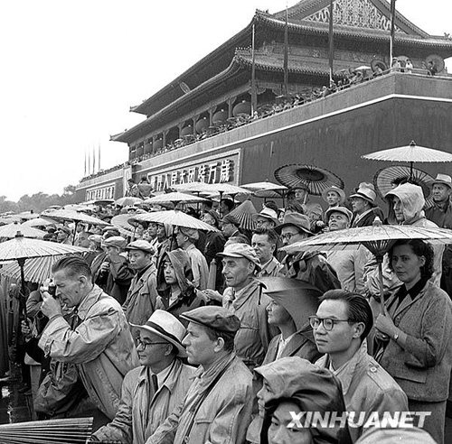 1956年：大雨滂沱振軍容