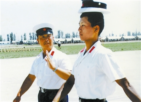 解放軍首位隊(duì)列教授的人生“正步走”(組圖)