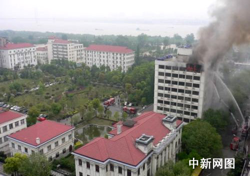 武漢市政府大樓今日上午著火 大火現(xiàn)已被撲滅