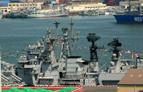 多國海軍艦艇參加中國海軍建軍60周年紀(jì)念活動
