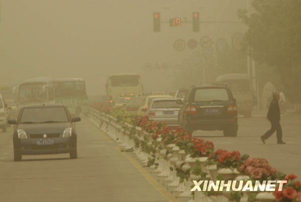 我國(guó)多個(gè)地區(qū)遭遇大風(fēng)沙塵天氣[組圖]