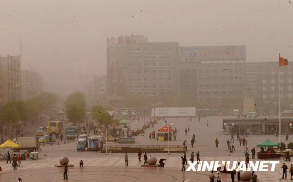 我國多個地區(qū)遭遇大風(fēng)沙塵天氣[組圖]