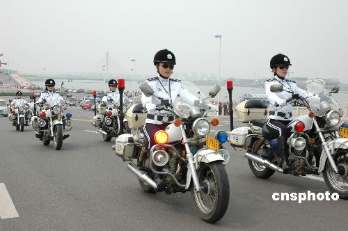 山東首支女子騎警隊成立[組圖]