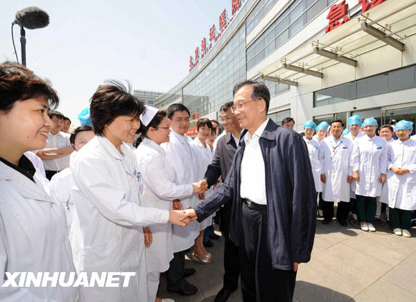 溫家寶看望京確診甲型H1N1流感患者和醫(yī)護(hù)人員