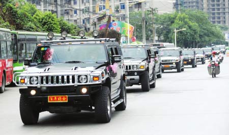 成都：12輛悍馬組成價(jià)值1500萬豪華婚車隊(duì)