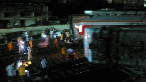 湖南郴州兩列車(chē)相撞3死60余傷 鐵道部長(zhǎng)赴現(xiàn)場(chǎng)