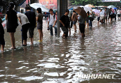 南京遇罕見(jiàn)暴雨　全城交通阻滯[組圖]