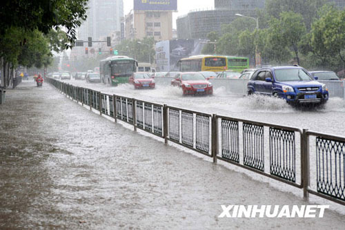 南京遇罕見(jiàn)暴雨　全城交通阻滯[組圖]