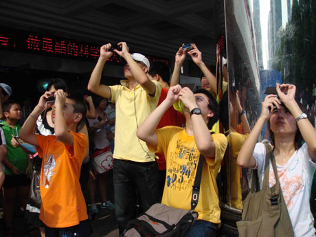 福州市民各顯神通“追”日偏食 專家稱持續(xù)時(shí)間長(zhǎng)難得[組圖]