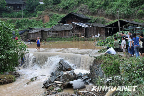 湖南洪江罕見(jiàn)特大暴雨造成11人遇難[組圖]