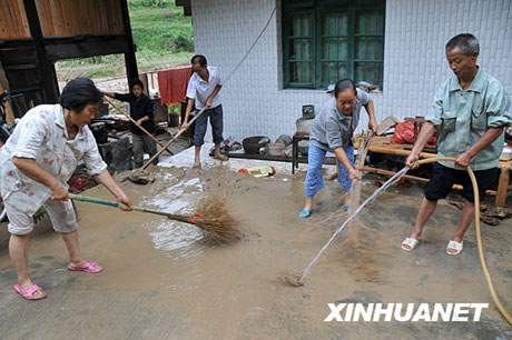 湖南洪江罕見(jiàn)特大暴雨造成11人遇難[組圖]