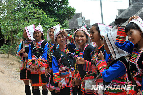 中國(guó)少數(shù)民族服飾融入世界潮流[圖]