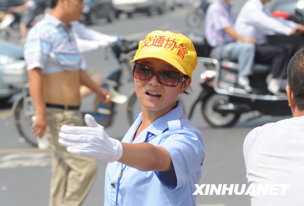 鄭州：大學(xué)生交通協(xié)管員引起社會(huì)關(guān)注[組圖]