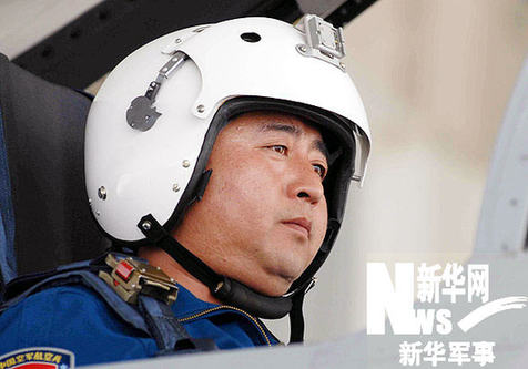 我軍飛行員駕機(jī)遇險情后避開居民區(qū)跳傘