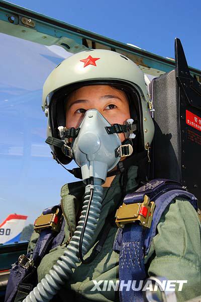 空軍首批殲擊機(jī)女飛行員更換新型飛行裝具[組圖]