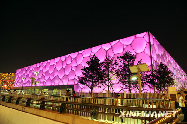 水立方“粉裝”宣傳關(guān)愛(ài)女性健康[組圖]