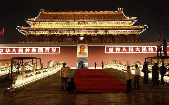 組圖：國(guó)慶慶典相關(guān)部門在天安門廣場(chǎng)布置場(chǎng)地