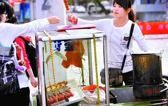“糖葫蘆西施”走紅西安交大(組圖)