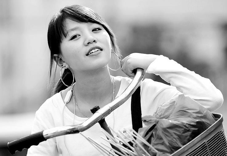 “糖葫蘆西施”走紅西安交大(組圖)