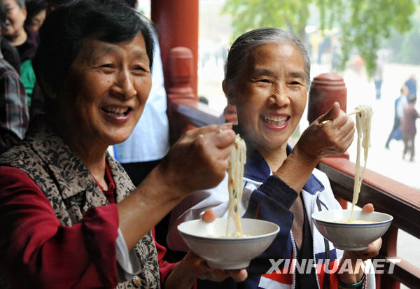 耄耋老人重陽(yáng)節(jié)喜結(jié)良緣