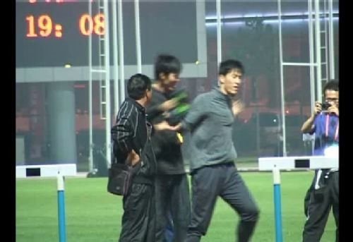 全運(yùn)會(huì)花絮：劉翔熱身時(shí)遭陌生男子“熊抱”(組圖)