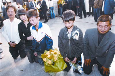 湖北荊州擬建雕塑紀念3名舍己救人大學生(圖)