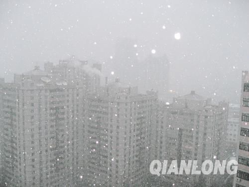 京城迎來今年第一場降雪 城區(qū)氣溫驟降(圖)
