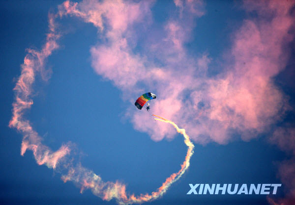 慶祝空軍成立60周年飛行和跳傘表演舉行首次預演