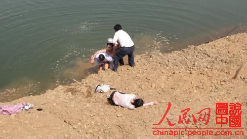 江西南康副局長(zhǎng)跳河救落水女子受好評(píng)
