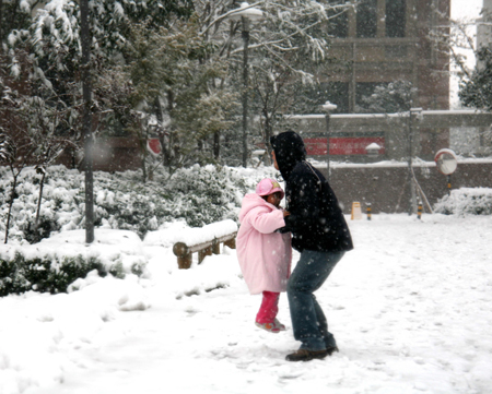 濟(jì)南迎來今冬首場(chǎng)大到暴雪（圖）