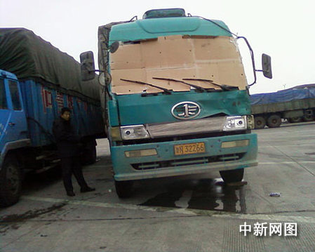 河南高速雷人貨車(chē):紙板蒙面司機(jī)憑感覺(jué)開(kāi)車(chē)(圖)