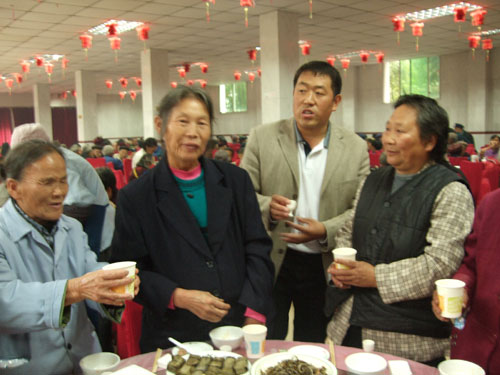 甘當(dāng)1000個老人的兒子 1000個娃的爹