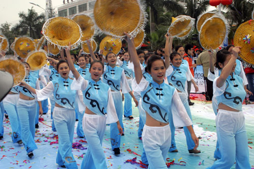 2009年中國海南島歡樂節(jié)風情彩車競舞儋州